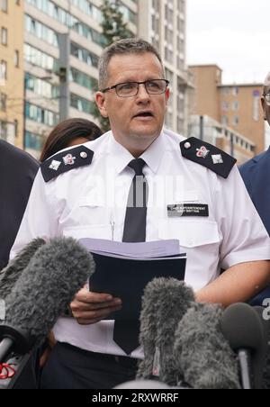 Le surintendant principal Andy Brittain s'exprimant sur les lieux près du centre commercial Whitgift à Croydon, au sud de Londres, après qu'une fille de 15 ans ait été poignardée à mort mercredi matin. La police a été appelée à 8h30 pour signaler un coup de couteau sur Wellesley Road. La fille est morte sur les lieux 40 minutes plus tard. Date de la photo : mercredi 27 septembre 2023. Banque D'Images