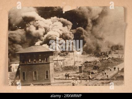 Photographie du district de Greenwood brûlant pendant le massacre de la course de Tulsa en 1921 Banque D'Images