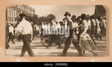 Photographie d'une foule de personnes marchant vers un bâtiment à Tulsa 1921 Banque D'Images