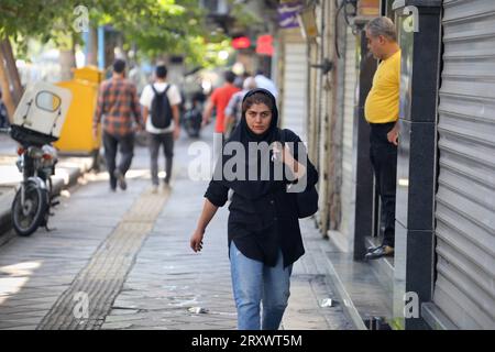 26 septembre 2023, Téhéran, Iran : une iranienne marche sur l'avenue Jomhouri dans le centre-ville de Téhéran. (Image de crédit : © Rouzbeh Fouladi/ZUMA Press Wire) USAGE ÉDITORIAL SEULEMENT! Non destiné à UN USAGE commercial ! Banque D'Images