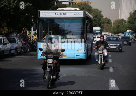 26 septembre 2023, Téhéran, Iran : les véhicules roulent sur l'avenue Jomhouri dans le centre-ville de Téhéran. (Image de crédit : © Rouzbeh Fouladi/ZUMA Press Wire) USAGE ÉDITORIAL SEULEMENT! Non destiné à UN USAGE commercial ! Banque D'Images