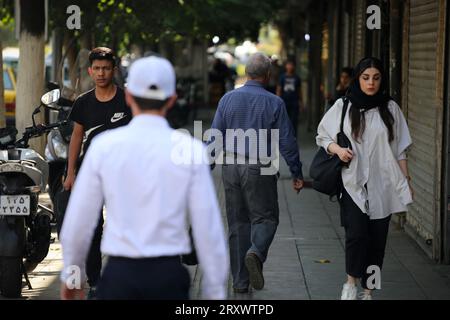 26 septembre 2023, Téhéran, Iran : les Iraniens marchent sur l'avenue Jomhouri dans le centre-ville de Téhéran. (Image de crédit : © Rouzbeh Fouladi/ZUMA Press Wire) USAGE ÉDITORIAL SEULEMENT! Non destiné à UN USAGE commercial ! Banque D'Images