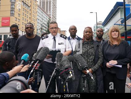 Le surintendant principal Andy Brittain s'exprimant sur les lieux près du centre commercial Whitgift à Croydon, au sud de Londres, après qu'une fille de 15 ans ait été poignardée à mort mercredi matin. La police a été appelée à 8h30 pour signaler un coup de couteau sur Wellesley Road. La fille est morte sur les lieux 40 minutes plus tard. Date de la photo : mercredi 27 septembre 2023. Banque D'Images