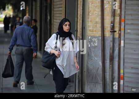 26 septembre 2023, Téhéran, Iran : une iranienne marche sur l'avenue Jomhouri dans le centre-ville de Téhéran. (Image de crédit : © Rouzbeh Fouladi/ZUMA Press Wire) USAGE ÉDITORIAL SEULEMENT! Non destiné à UN USAGE commercial ! Banque D'Images