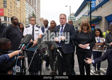 Jason Perry, maire de Croydon, s'exprimant sur les lieux près du centre commercial Whitgift à Croydon, au sud de Londres, après qu'une fillette de 15 ans ait été poignardée à mort mercredi matin. La police a été appelée à 8h30 pour signaler un coup de couteau sur Wellesley Road. La fille est morte sur les lieux 40 minutes plus tard. Date de la photo : mercredi 27 septembre 2023. Banque D'Images