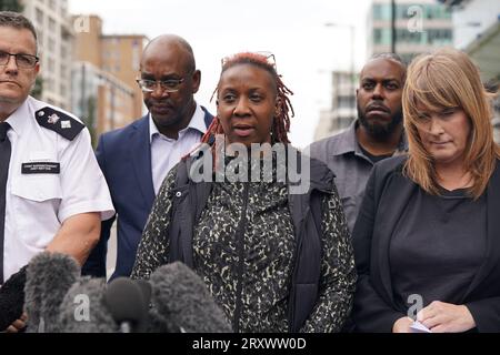 Donna Murray-Turner, présidente du Safer Neighbourhood Board local, s’exprimant sur les lieux près du centre commercial Whitgift à Croydon, au sud de Londres, après qu’une fillette de 15 ans ait été poignardée à mort mercredi matin. La police a été appelée à 8h30 pour signaler un coup de couteau sur Wellesley Road. La fille est morte sur les lieux 40 minutes plus tard. Date de la photo : mercredi 27 septembre 2023. Banque D'Images