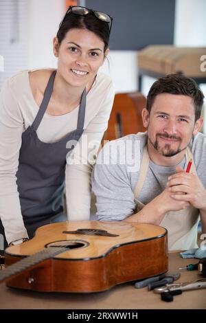 apprentissage en atelier de guitare Banque D'Images