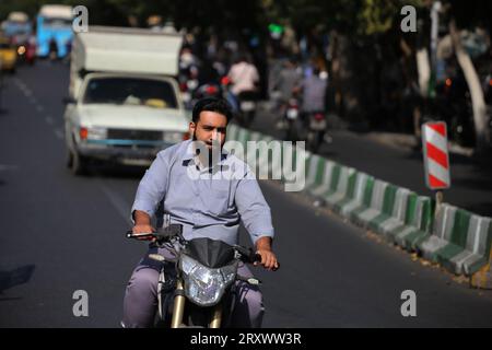 26 septembre 2023, Téhéran, Iran : un iranien conduit sa moto sur l'avenue Jomhouri dans le centre-ville de Téhéran. (Image de crédit : © Rouzbeh Fouladi/ZUMA Press Wire) USAGE ÉDITORIAL SEULEMENT! Non destiné à UN USAGE commercial ! Banque D'Images