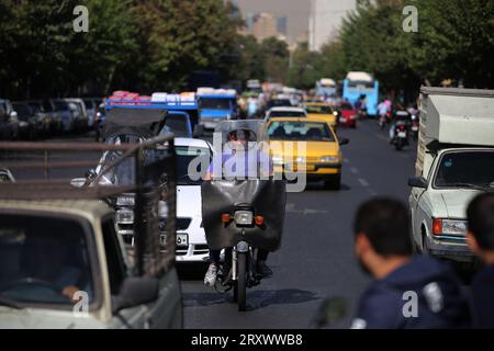 26 septembre 2023, Téhéran, Iran : les véhicules roulent sur l'avenue Jomhouri dans le centre-ville de Téhéran. (Image de crédit : © Rouzbeh Fouladi/ZUMA Press Wire) USAGE ÉDITORIAL SEULEMENT! Non destiné à UN USAGE commercial ! Banque D'Images