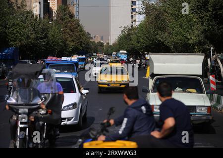 26 septembre 2023, Téhéran, Iran : les véhicules roulent sur l'avenue Jomhouri dans le centre-ville de Téhéran. (Image de crédit : © Rouzbeh Fouladi/ZUMA Press Wire) USAGE ÉDITORIAL SEULEMENT! Non destiné à UN USAGE commercial ! Banque D'Images