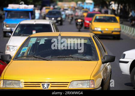 26 septembre 2023, Téhéran, Iran : un taxi jaune conduit sur l'avenue Jomhouri dans le centre-ville de Téhéran. (Image de crédit : © Rouzbeh Fouladi/ZUMA Press Wire) USAGE ÉDITORIAL SEULEMENT! Non destiné à UN USAGE commercial ! Banque D'Images