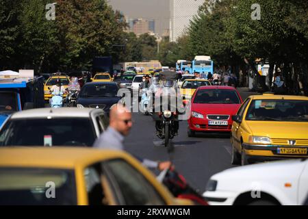 26 septembre 2023, Téhéran, Iran : les véhicules roulent sur l'avenue Jomhouri dans le centre-ville de Téhéran. (Image de crédit : © Rouzbeh Fouladi/ZUMA Press Wire) USAGE ÉDITORIAL SEULEMENT! Non destiné à UN USAGE commercial ! Banque D'Images