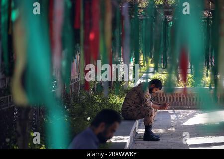 26 septembre 2023, Téhéran, Iran : un soldat iranien du CGRI est assis sur la place Baharestan, dans le centre-ville de Téhéran. (Image de crédit : © Rouzbeh Fouladi/ZUMA Press Wire) USAGE ÉDITORIAL SEULEMENT! Non destiné à UN USAGE commercial ! Banque D'Images