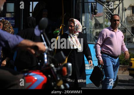 26 septembre 2023, Téhéran, Iran : les Iraniens marchent sur l'avenue Jomhouri dans le centre-ville de Téhéran. (Image de crédit : © Rouzbeh Fouladi/ZUMA Press Wire) USAGE ÉDITORIAL SEULEMENT! Non destiné à UN USAGE commercial ! Banque D'Images