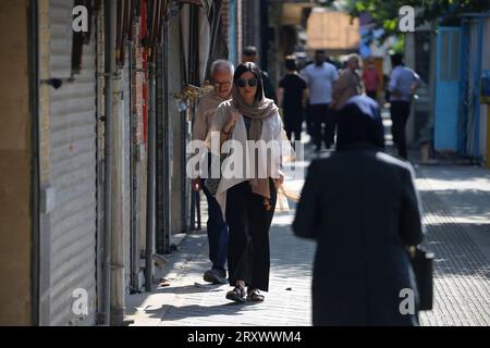 26 septembre 2023, Téhéran, Iran : une jeune femme iranienne marche sur l'avenue Jomhouri dans le centre-ville de Téhéran. (Image de crédit : © Rouzbeh Fouladi/ZUMA Press Wire) USAGE ÉDITORIAL SEULEMENT! Non destiné à UN USAGE commercial ! Banque D'Images