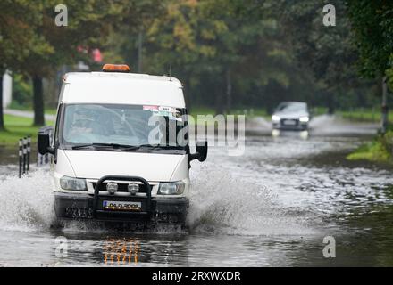 RETRANSMISSION DE LA DATE DE CORRECTION D'Une camionnette roulant dans les eaux de crue à Cork. Les avertissements météorologiques entreront en vigueur alors que le Royaume-Uni et l'Irlande se préparent à l'arrivée de la tempête Agnes, qui apportera des vents dévastateurs et de grandes mers orageuses. Agnès, la première tempête nommée de la saison, affectera les régions occidentales du Royaume-Uni et de l'Irlande, avec les vents les plus puissants attendus sur les côtes de la mer d'Irlande. Date de la photo : mercredi 27 septembre 2023. Banque D'Images