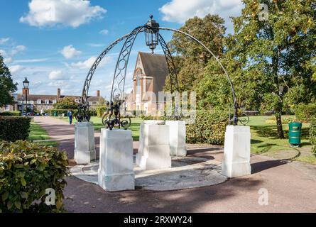 Mémorial à Dame Henrietta Barmett, réformateur social, éducateur et auteur anglais, dans la banlieue de Hampstead Garden, Londres, Royaume-Uni Banque D'Images