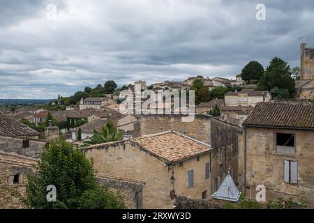 Vue sur les toits du joli village de Saint Emilion à Bordeaux Banque D'Images