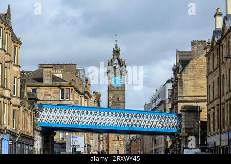 Le Tolbooth Steeple à Glasgow Merchant City avec Saltmarket Railway Bridge au premier plan, Glasgow, Écosse, Royaume-Uni, Europe Banque D'Images