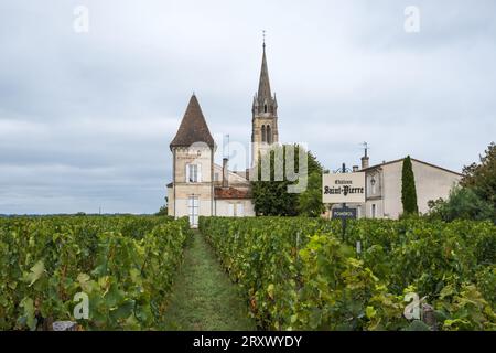 Château Saint-Pierre dans la célèbre région viticole Pomerol de Bordeaux en France Banque D'Images