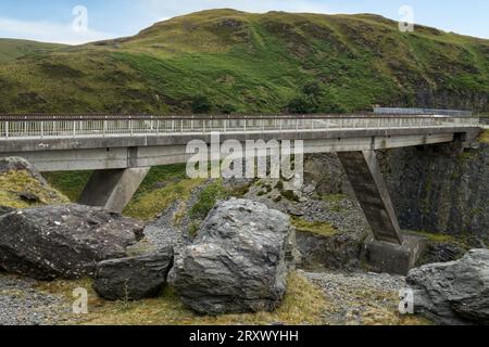 Carmarthenshire, pays de Galles, Royaume-Uni - vu sur la promenade autour du réservoir Llyn Brianne, à travers le déversoir, le pont en béton menant au barrage. Banque D'Images