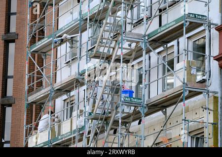 Düsseldorf 27.09.2023 Wohnungen Wohnungsnot Mieten Mietpreis sozialer Wohnungsbau Immobilien Turmkran Laufkatze Wohnraummangel Wohnungsmangel Wohnung Baustelle Neubau Baugerüst Mehrfamilienhaus Mietshaus Miete Mietspiegel Mietpreisspiegel Immobilie Rohbau Baustau Wohnimmobilie Wohnungsimmobilien Mietpreise Altbau Leerstand Baumaterial Baustoffe Leiter Aussenleiter Bauleiter Ballungsgebiet bezahlbarer Wohnraum Wohnungssuche CO2-Preis CO2 Bundes-Klimaschutzgesetz Heizen Heizung Klimapaket Mieter Vermieter Mietpreis-Bremse Mietpreisbremse Klimasteuer Energiewende Büro Büros Home Office Banque D'Images