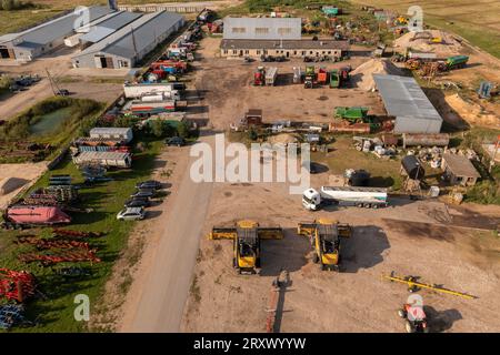 Photographie drone du lieu de stockage de matériel agricole dans une ferme pendant la journée d'été Banque D'Images