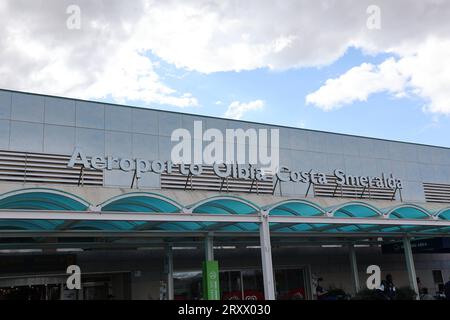Olbia Ankunftsgebaeude des Flughafen Aeroporto Olbia Costa Smeralda , Sardinien, Itaien, 26.09.2023 Schriftzug Aeroporto Olbia Costa Smeralda auf dem Ankunftsgebaude des Flughafens Olbia auf Sardinien, Italien Ankunftsgebaeude des Flughafen Aeroporto Olbia Costa Smeralda, Sardinia, Sardinia, Olbia, Sardinia 26.09.2023 aéroport Italie, 26 09 2023 Aeroporto Olbia Costa Smeralda lettrage sur le bâtiment des arrivées de l'aéroport Olbia en Sardaigne, Italie bâtiment des arrivées de l'aéroport Aeroporto Olbia Costa Smeralda , Sardaigne, Italie, 26 09 Banque D'Images