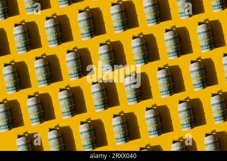 Mosaïque Pop Art Pattern des billets de banque américains de 100 USD dollar sur le fond jaune Banque D'Images