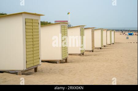 Boxes de bain sur la plage de la mer du Nord aux pays-Bas Banque D'Images