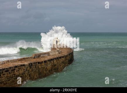 Des vagues écrasantes à Portreath Cornwall Banque D'Images