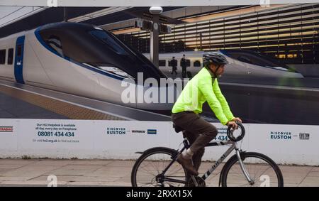 Londres, Royaume-Uni. 27 septembre 2023. Un cycliste passe par le chantier HS2 à Euston Station. La ligne de chemin de fer à grande vitesse 2 continue d'être assaillie de problèmes, car des rapports indiquent que le gouvernement pourrait couper la route de Birmingham à Manchester en raison de la flambée des coûts. Crédit : Vuk Valcic/Alamy Live News Banque D'Images