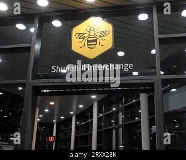 Manchester Bee Network logo branding, gare routière la nuit, Shudehill, Manchester, Angleterre, Royaume-Uni, M4 2AF Banque D'Images