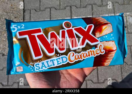 Twix Salted caramel von Mars Inc., 5x2 Schokoriegel. Verschiedene Discounterketten bieten in ihren Märkten Nachahmungen des Twix-Riegels an. SO heisst diese BEI Aldi-Süd und beim österreichischen Hofer Speed, BEI Netto Marken-Discount Trigger. Dans Österreich wird von der Marke Clever auch eine Nachahmung vertrieben, die sich Knuspix nennt *** Twix caramel salé de Mars Inc , 5x2 barres de chocolat différentes chaînes de discount proposent des imitations de la barre Twix dans leurs magasins par exemple, il s’agit de Speed chez Aldi Süd et chez Hofer en Autriche, et Discount Trigger chez Netto Marken en Autriche, le Cl Banque D'Images