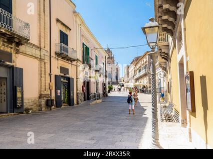 RAGUSE, ITALIE - 25 AOÛT 2017 : vue sur la rue de la cathédrale Saint-Georges et du centre-ville de Raguse, Sicile, Italie. Banque D'Images