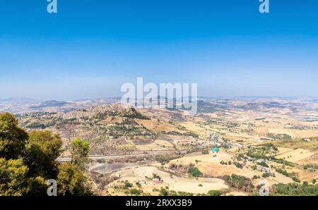 Vue panoramique sur les montagnes de Madonie et la ville de Calascibetta depuis Enna, Sicile, Italie Banque D'Images