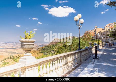 Vue panoramique sur les montagnes de Madonie et la ville de Calascibetta depuis Enna, Sicile, Italie Banque D'Images