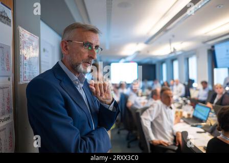 27 septembre 2023, Saxe, Dresde : Armin Schuster (CDU), ministre de l'intérieur de Saxe, fait partie du personnel administratif du ministère de l'intérieur lors de l'exercice interdépartemental de gestion de crise de LÜKEX. Le scénario de l'exercice LÜKEX envisage des attaques contre l'action du gouvernement. Photo : Robert Michael/dpa Banque D'Images