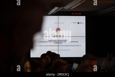27 septembre 2023, Saxe, Dresde : un exposé de situation est présenté lors de l'exercice interdépartemental de gestion de crise de LÜKEX au ministère de l'intérieur dans le personnel administratif de Saxe. Le scénario de l'exercice LÜKEX envisage des attaques contre l'action du gouvernement. Photo : Robert Michael/dpa Banque D'Images