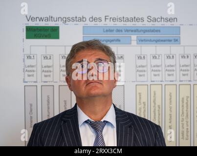 27 septembre 2023, Saxe, Dresde : Thomas Popp, secrétaire d'État à l'administration numérique et à la modernisation administrative, fait partie du personnel administratif lors de l'exercice de gestion de crise interdépartemental LÜKEX au ministère de l'intérieur. Le scénario de l'exercice LÜKEX envisage des attaques contre l'action du gouvernement. Photo : Robert Michael/dpa Banque D'Images