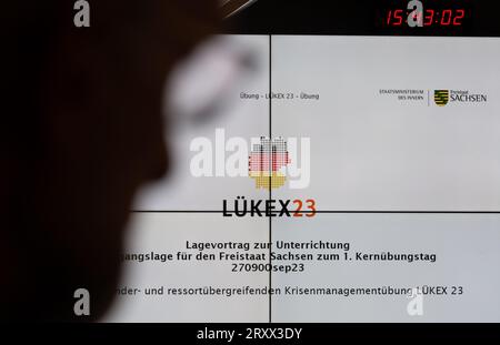 27 septembre 2023, Saxe, Dresde : un exposé de situation est présenté lors de l'exercice interdépartemental de gestion de crise de LÜKEX au ministère de l'intérieur dans le personnel administratif de Saxe. Le scénario de l'exercice LÜKEX envisage des attaques contre l'action du gouvernement. Photo : Robert Michael/dpa Banque D'Images