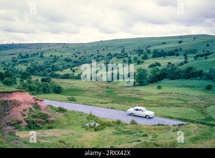 Ford Cortina voiture 4 portes Mk1, Mynydd Epynt, nr Builth Wells, Brecknockshire, Powys, pays de Galles, Royaume-Uni, 1967 Banque D'Images