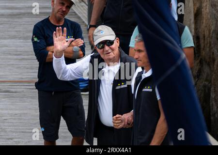 27 septembre 2023, Sanxenxo, Pontevedra, EspaÃ±a : le roi émérite Don Juan Carlos salue à son arrivée au port de Sanxenxo pour pratiquer la veille du début de la huitième édition du concours de régate du roi Juan Carlos I. Dans la province de Pontevedra, Espagne (crédit image : © Elena Fernandez/ZUMA Press Wire) USAGE ÉDITORIAL SEULEMENT! Non destiné à UN USAGE commercial ! Banque D'Images