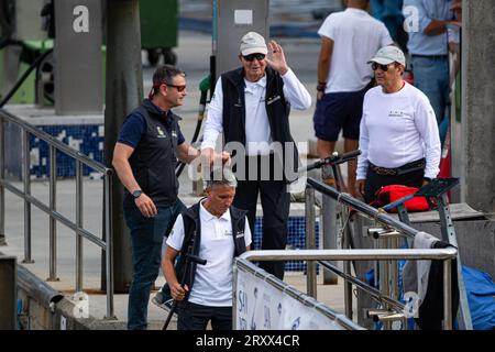 27 septembre 2023, Sanxenxo, Pontevedra, EspaÃ±a : le roi émérite Don Juan Carlos salue à son arrivée au port de Sanxenxo pour pratiquer la veille du début de la huitième édition du concours de régate du roi Juan Carlos I. Dans la province de Pontevedra, Espagne (crédit image : © Elena Fernandez/ZUMA Press Wire) USAGE ÉDITORIAL SEULEMENT! Non destiné à UN USAGE commercial ! Banque D'Images