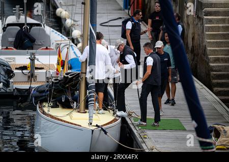 27 septembre 2023, Sanxenxo, Pontevedra, EspaÃ±a : Roi émérite Don Juan Carlos embarquant sur son bateau BribÃ³n dans le port de Sanxenxo pour pratiquer la veille de la huitième édition de la compétition de régate du Roi Juan Carlos I commence. Dans la province de Pontevedra, Espagne (crédit image : © Elena Fernandez/ZUMA Press Wire) USAGE ÉDITORIAL SEULEMENT! Non destiné à UN USAGE commercial ! Banque D'Images