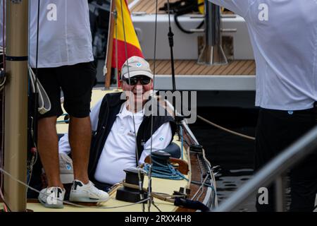 27 septembre 2023, Sanxenxo, Pontevedra, EspaÃ±a : Roi émérite Don Juan Carlos à bord de son bateau BribÃ³n dans le port de Sanxenxo pour pratiquer la veille de la huitième édition de la compétition de régate du Roi Juan Carlos I commence. Dans la province de Pontevedra, Espagne (crédit image : © Elena Fernandez/ZUMA Press Wire) USAGE ÉDITORIAL SEULEMENT! Non destiné à UN USAGE commercial ! Banque D'Images