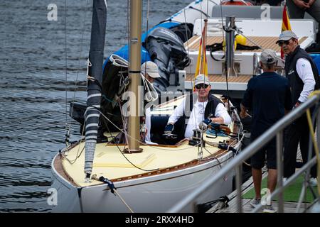 27 septembre 2023, Sanxenxo, Pontevedra, EspaÃ±a : Roi émérite Don Juan Carlos à bord de son bateau BribÃ³n dans le port de Sanxenxo pour pratiquer la veille de la huitième édition de la compétition de régate du Roi Juan Carlos I commence. Dans la province de Pontevedra, Espagne (crédit image : © Elena Fernandez/ZUMA Press Wire) USAGE ÉDITORIAL SEULEMENT! Non destiné à UN USAGE commercial ! Banque D'Images