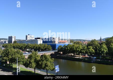 Die Saarländische Landeshauptstadt Saarbrücken am Donnerstag 7,9.2023. Im Bild : Die Alte Brücke und die Saar *** la capitale de la Sarre Saarbrücken le jeudi 7 9 2023 dans l'image le Vieux Pont et la rivière Sarre BUB Banque D'Images