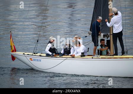 27 septembre 2023, Sanxenxo, Pontevedra, EspaÃ±a : Roi émérite Don Juan Carlos à bord de son bateau BribÃ³n dans le port de Sanxenxo pour pratiquer la veille de la huitième édition de la compétition de régate du Roi Juan Carlos I commence. Dans la province de Pontevedra, Espagne (crédit image : © Elena Fernandez/ZUMA Press Wire) USAGE ÉDITORIAL SEULEMENT! Non destiné à UN USAGE commercial ! Banque D'Images