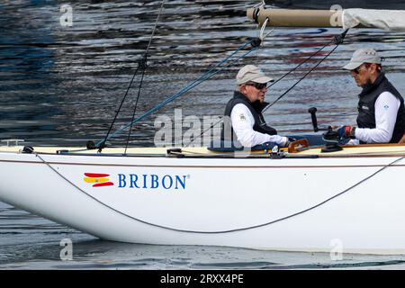27 septembre 2023, Sanxenxo, Pontevedra, EspaÃ±a : Roi émérite Don Juan Carlos à bord de son bateau BribÃ³n dans le port de Sanxenxo pour pratiquer la veille de la huitième édition de la compétition de régate du Roi Juan Carlos I commence. Dans la province de Pontevedra, Espagne (crédit image : © Elena Fernandez/ZUMA Press Wire) USAGE ÉDITORIAL SEULEMENT! Non destiné à UN USAGE commercial ! Banque D'Images